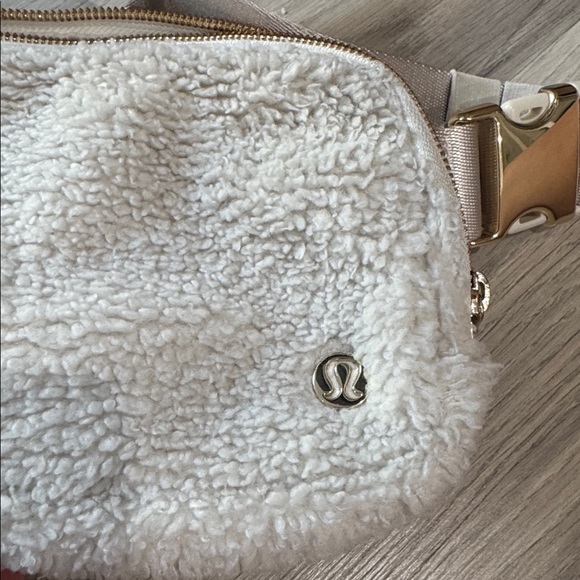 lululemon belt bag fleece version with gold hardware - Picture 3 of 7
